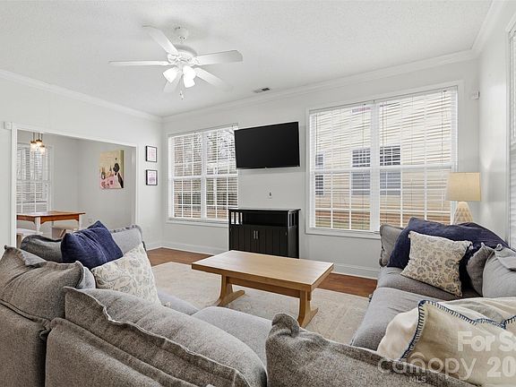 4th image of 223 Howe St