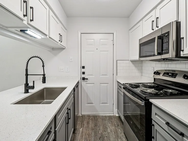 Woodbridge Townhomes — Photo 4