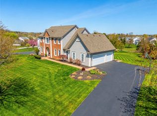 35 Wren Field Ln, Pittsford, NY 14534