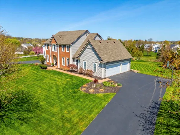 35 Wren Field Ln, Pittsford, NY 14534