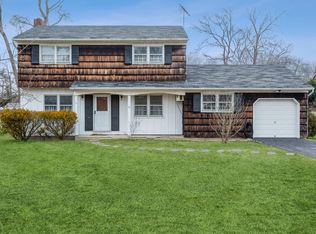 11 Ormond Ave, Oakdale, NY 11769