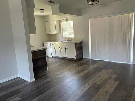 2nd image of 585 Magnolia Ave E