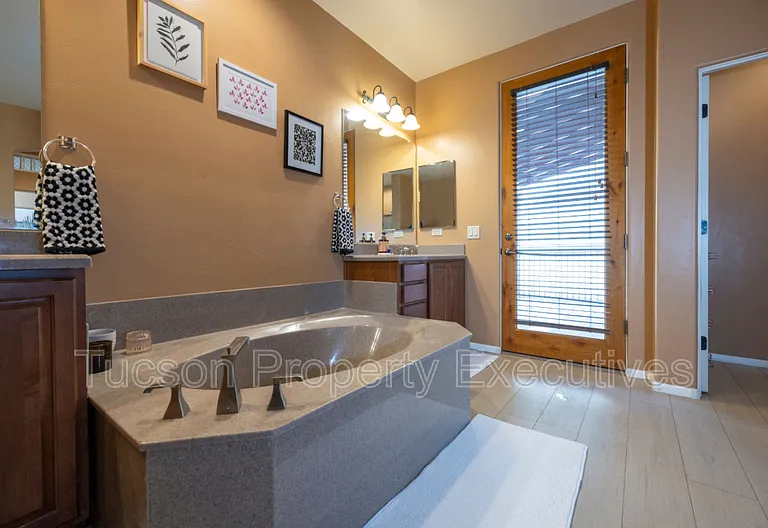 123 E Castlefield Cir — Photo 5