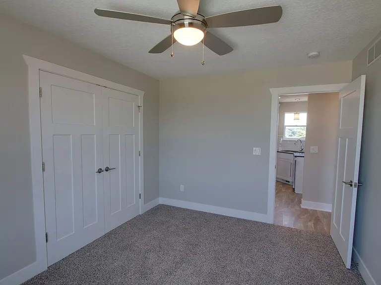 260 SE Waco Pl — Photo 9