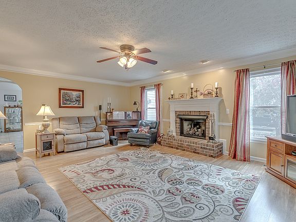 3rd image of 731 Emily Dr