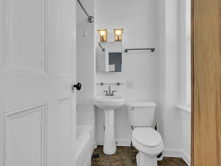 112 E Harris St — Photo 22