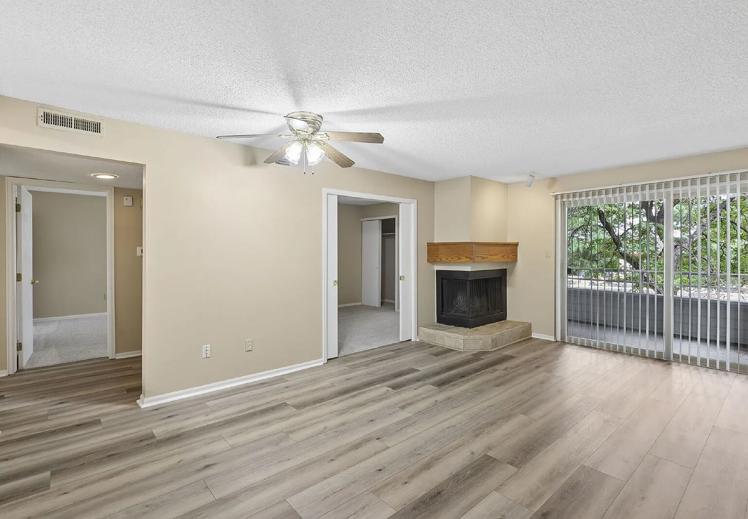 2 bed, 1.0 bath, 858 sqft, $1,300 — Photo 4