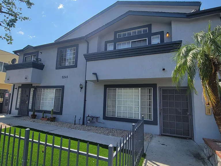5245 RIVERTON AVE. — Photo 2