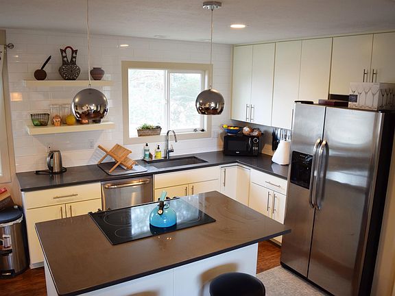 kitchen island (counter height) is perfect for cooking and c