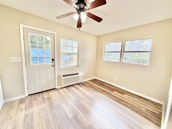4th image of 2611 Camellia Dr