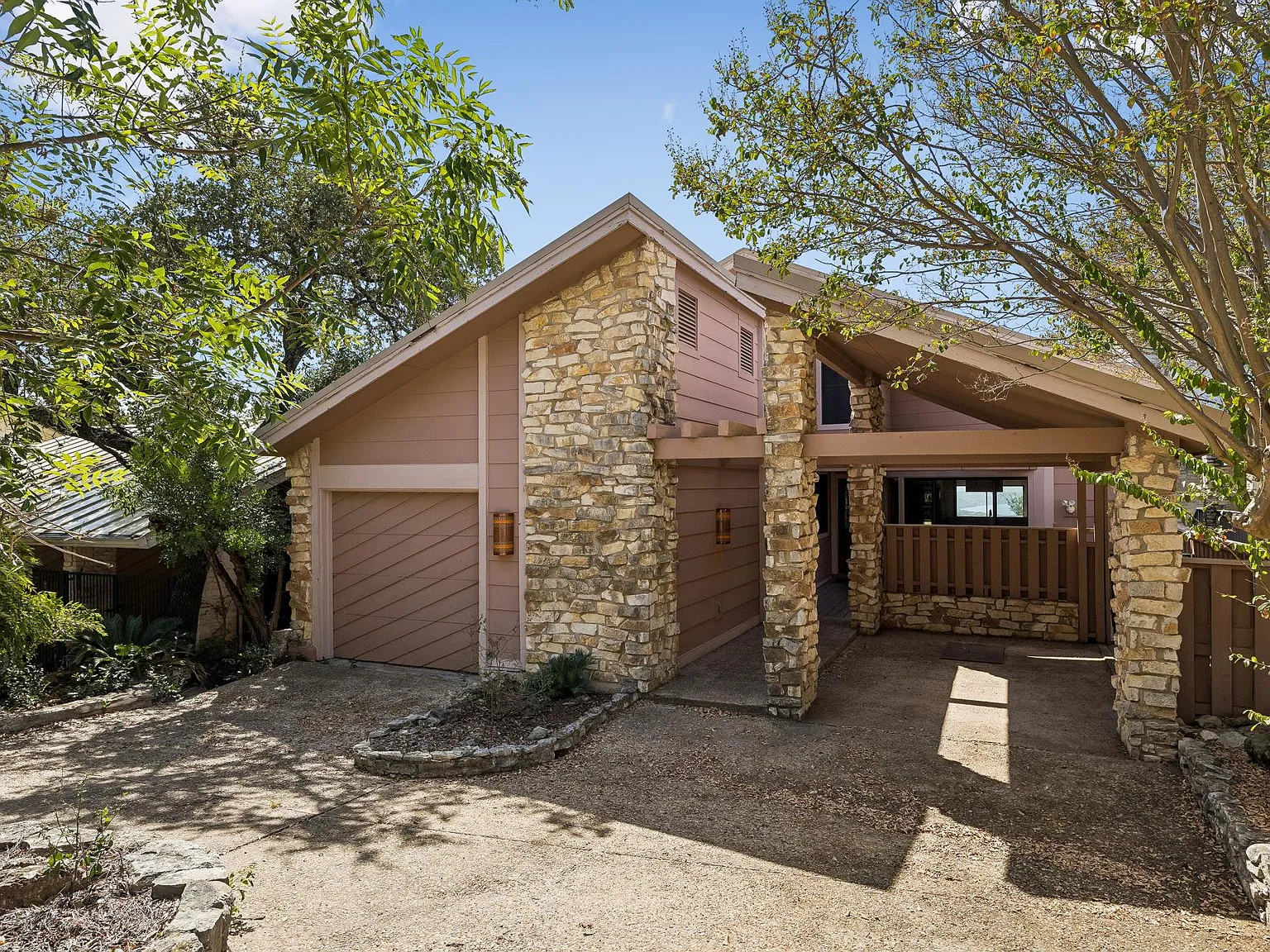 4 bed, 2.5 bath, 2284 sqft, $3,700 — Photo 4