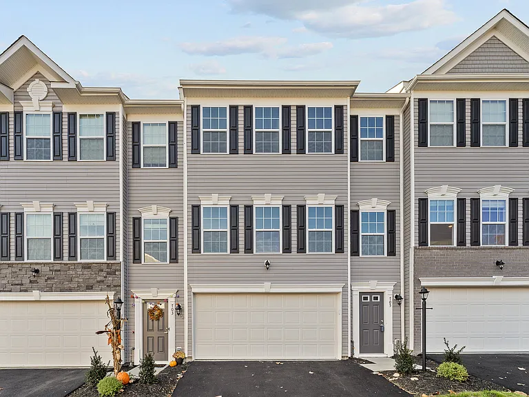705 Ravenshire Ct — Photo 1