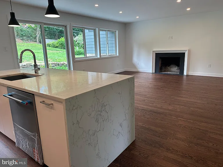 713 Woodfield Rd — Photo 8