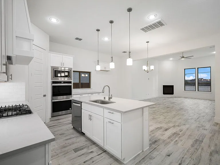 8218 Vitex Ave — Photo 13