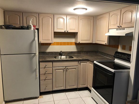 4th image of 363 SW 35th Ave APT B