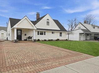 25 Gleaner Ln, Levittown, NY 11756