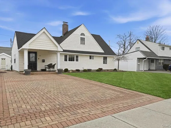 25 Gleaner Lane, Levittown, NY 11756