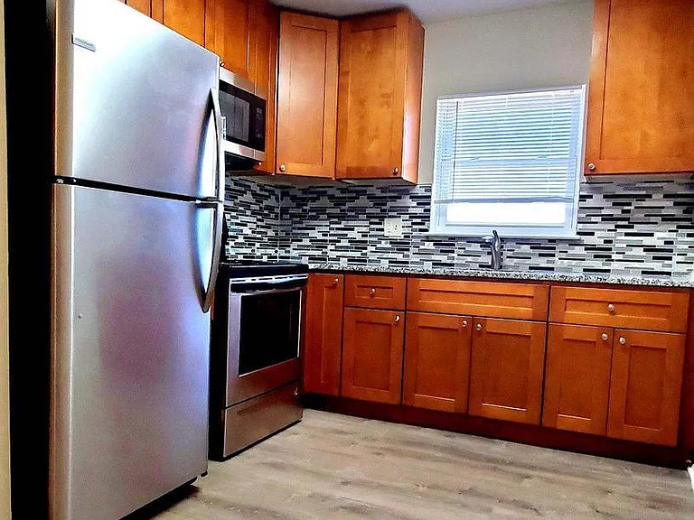 311 E 4th St #9 — Photo 2