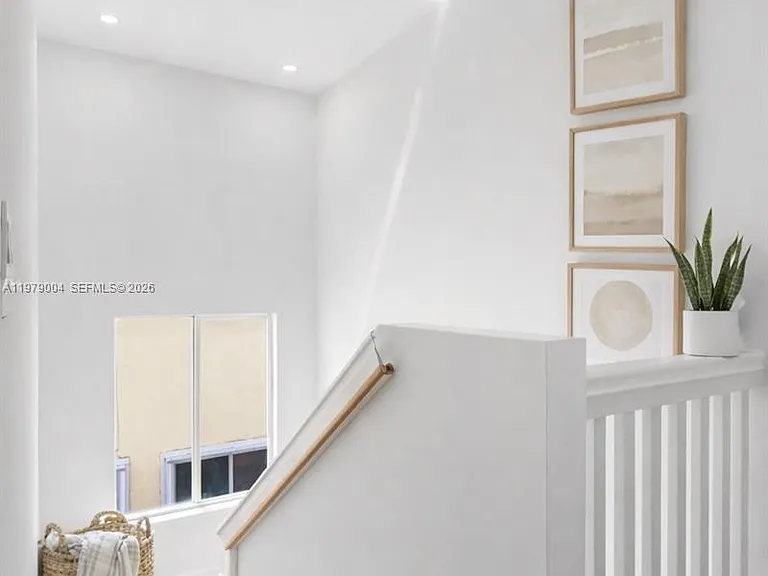 354 NE 35th Ave — Photo 16