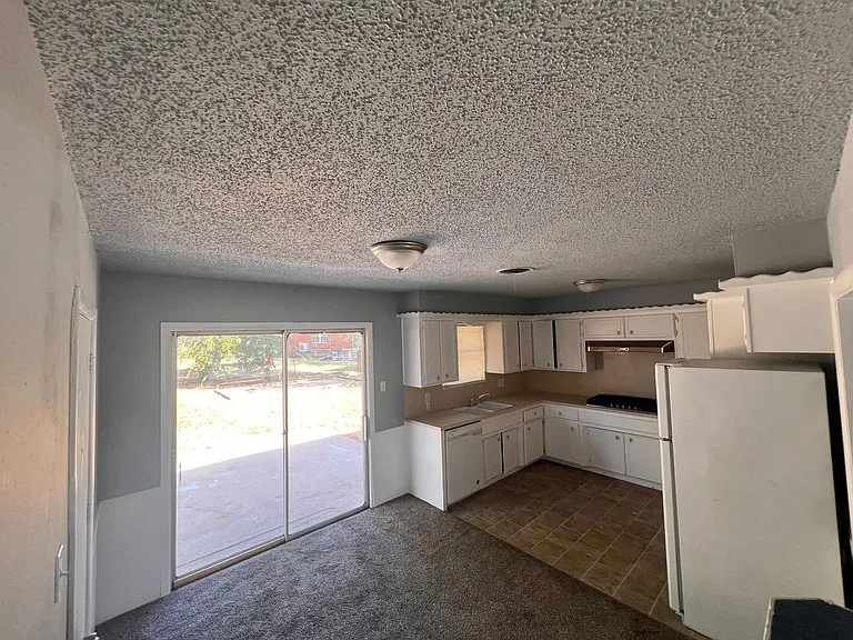 3828 NW Ferris Ave — Photo 2