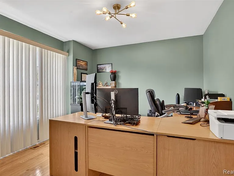 2825 Long Meadow Ln — Photo 4