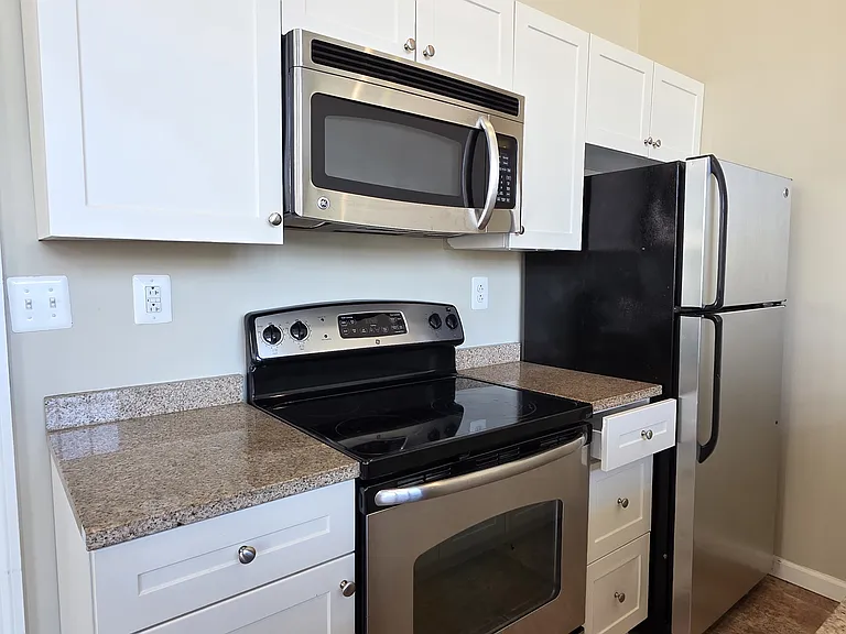 314-22 Walnut St #402 — Photo 7