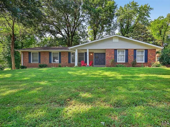 1212 Woodcrest Ln, Hazelwood, MO 63042