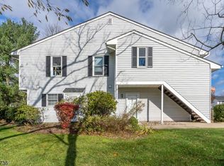 27 Mallard Ct, Three Bridges, NJ 08887