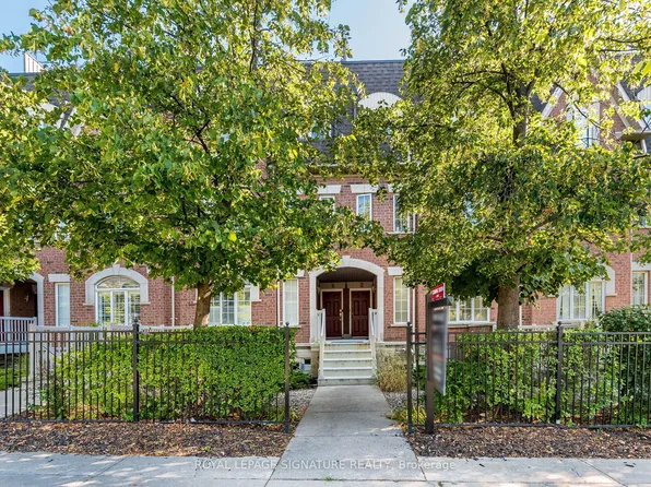 3055 Elmcreek Rd #11, Mississauga, ON L5B 4J9