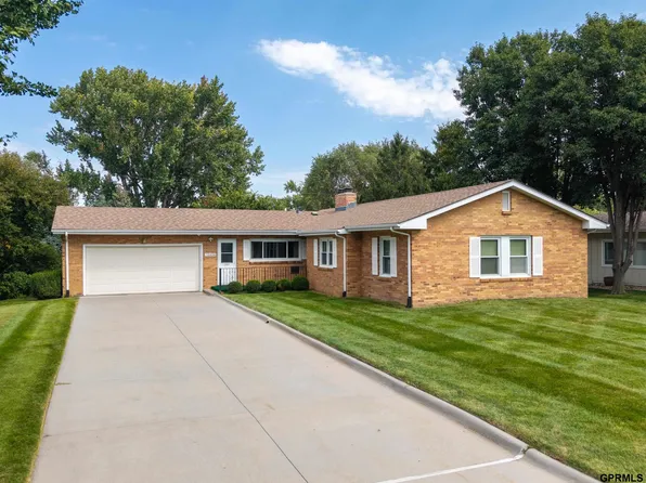 10404 Hilltop Rd, Omaha, NE 68134