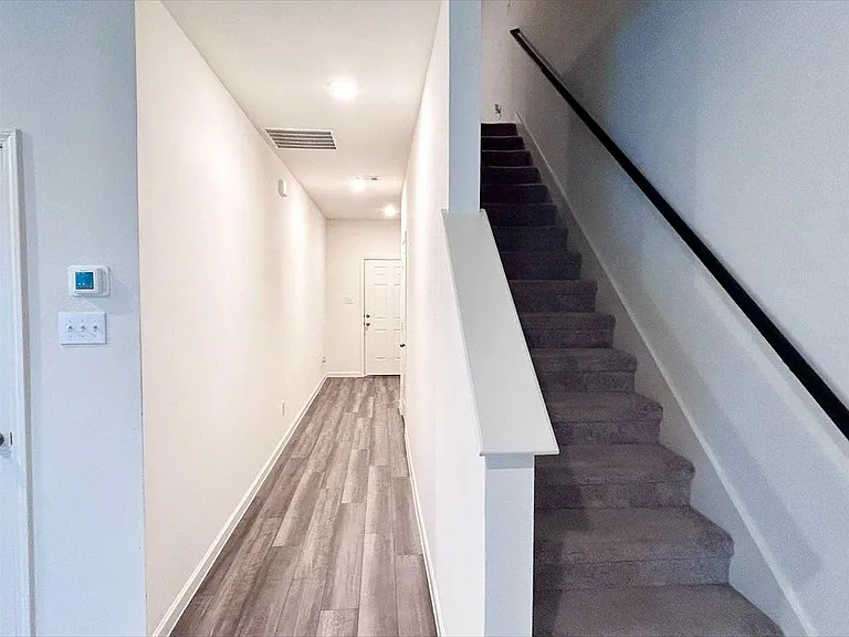 506 Valley View Dr — Photo 8