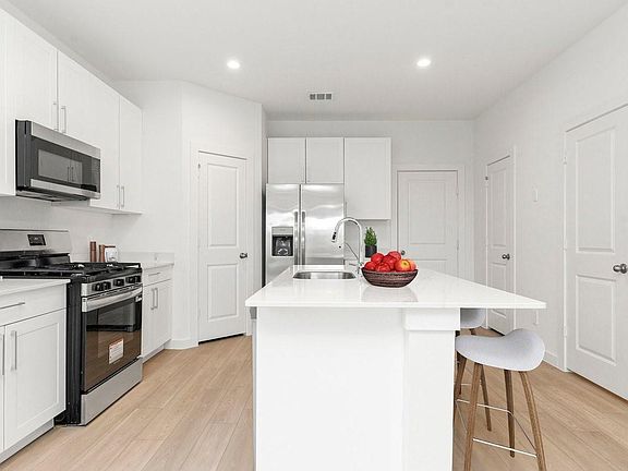 4th image of 2031 Olivos St