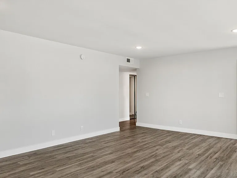 11645 Gorham Ave — Photo 9