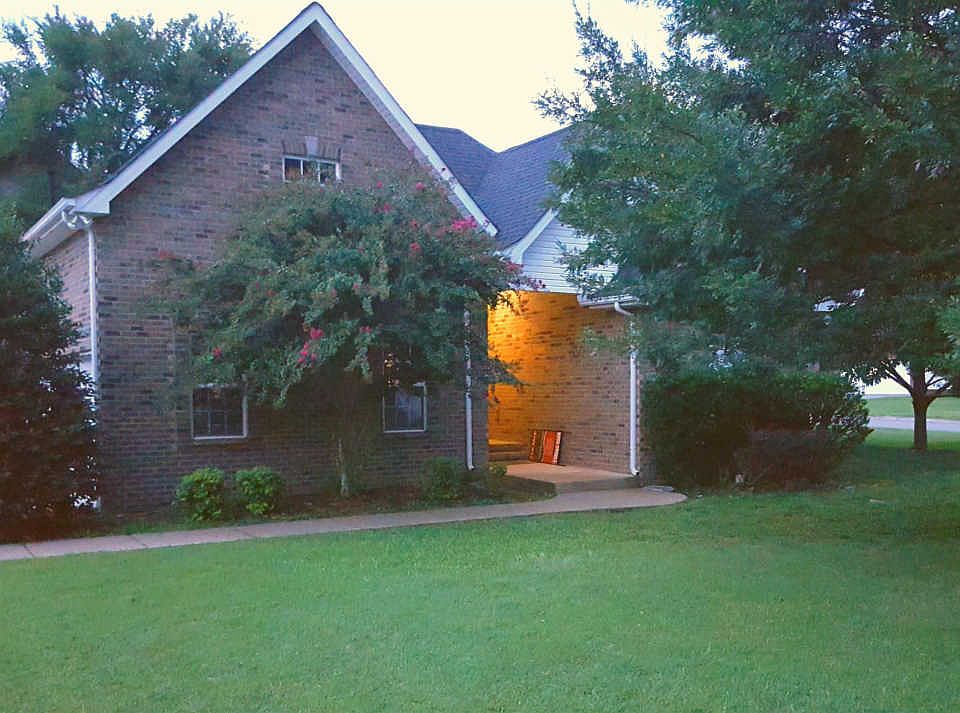 1st image of 2932 Greentree Dr