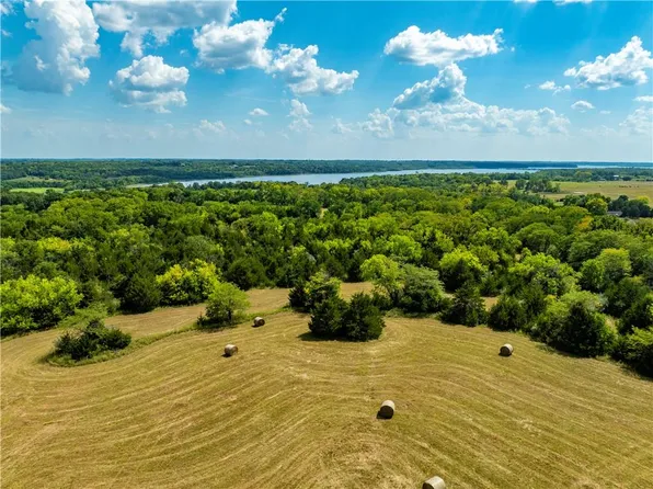 25661 W 223rd St, Spring Hill, KS 66083