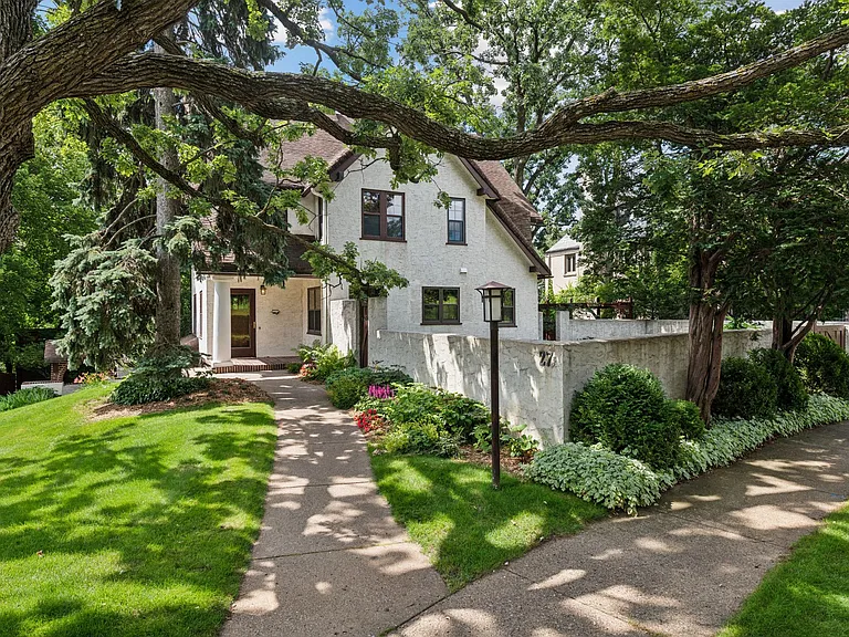27 Highview Pl — Photo 1