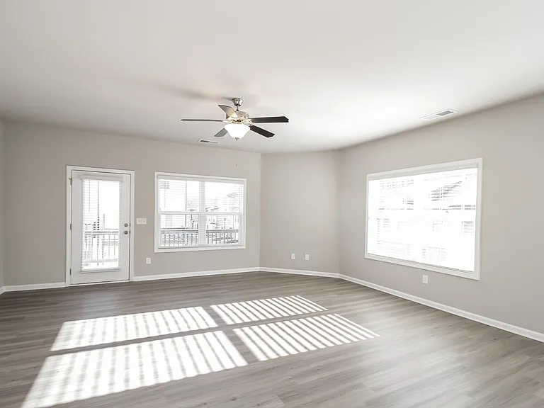 552 Elliston Pl — Photo 2