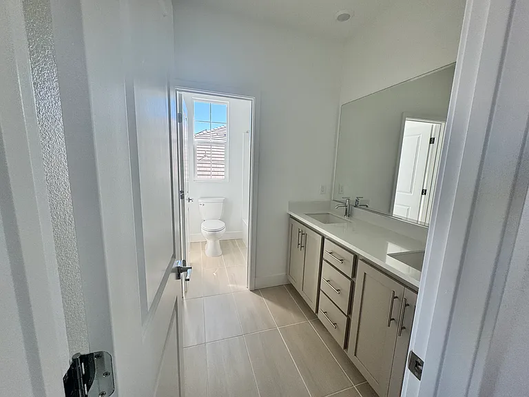 Common full bathroom