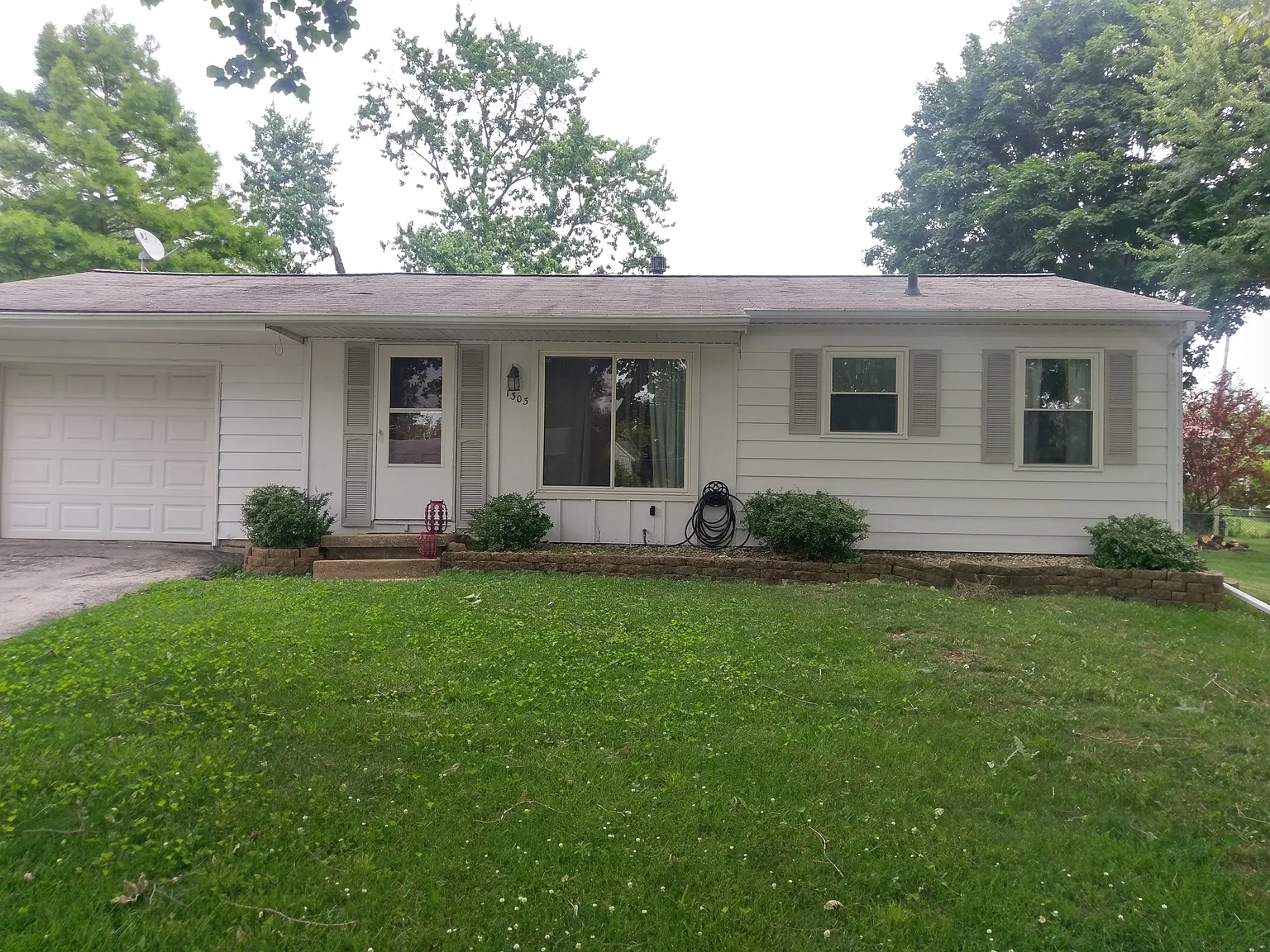 1303 Pinehurst Dr photo 1
