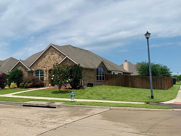 3rd image of 1112 Colonial Dr