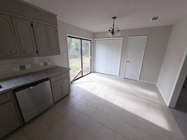 3008 Mistletoe Ave — Photo 5