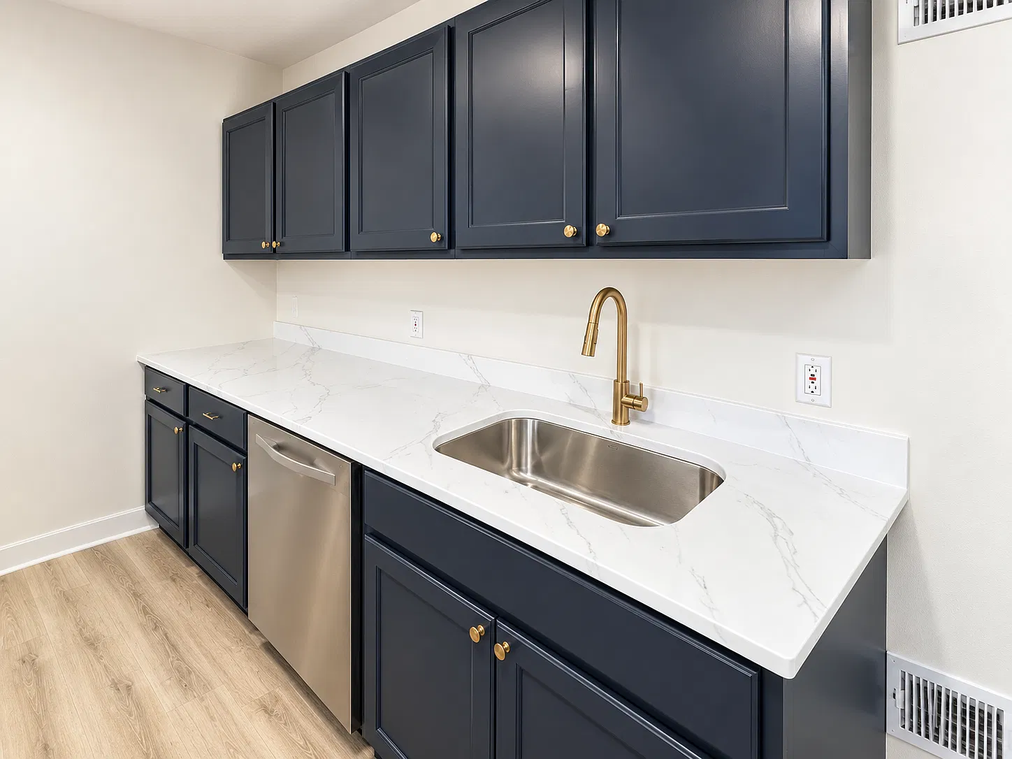 2 bed, 1061 sqft, $2,200 — Photo 2