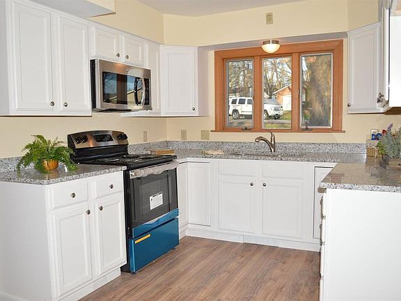 3rd image of 37 Oakcrest Dr