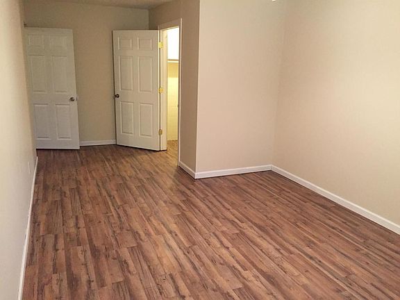 4th image of 1421 Lancaster St APT 103F