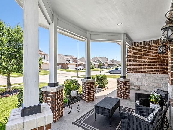 5th image of 122 Comal Dr