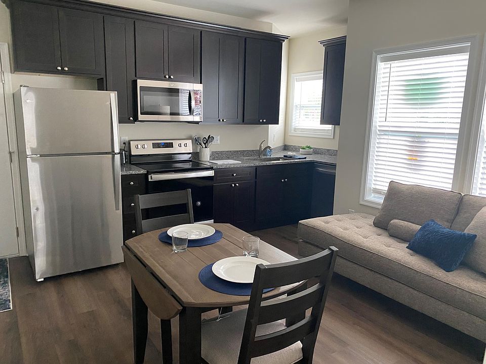 Eat-in kitchen space