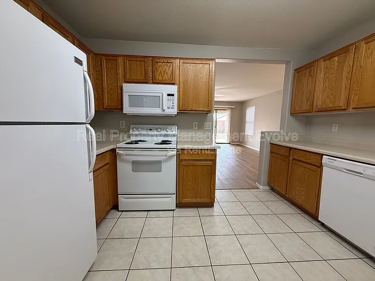 12438 W Hearn Rd — Photo 7