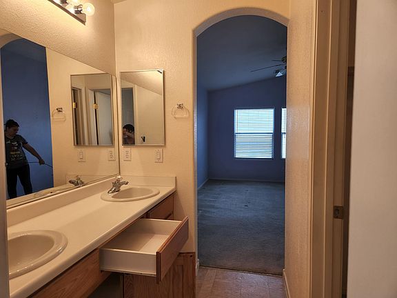 4th image of 3073 Gary Cooper St