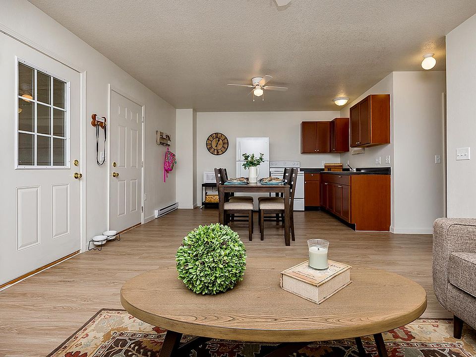 2nd image of 903 Blakes Ln