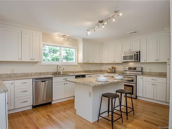 5th image of 14 Essex Ct